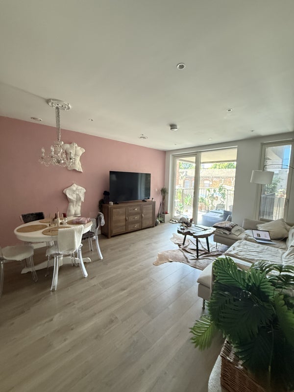Flat Smeed Road in Greater London