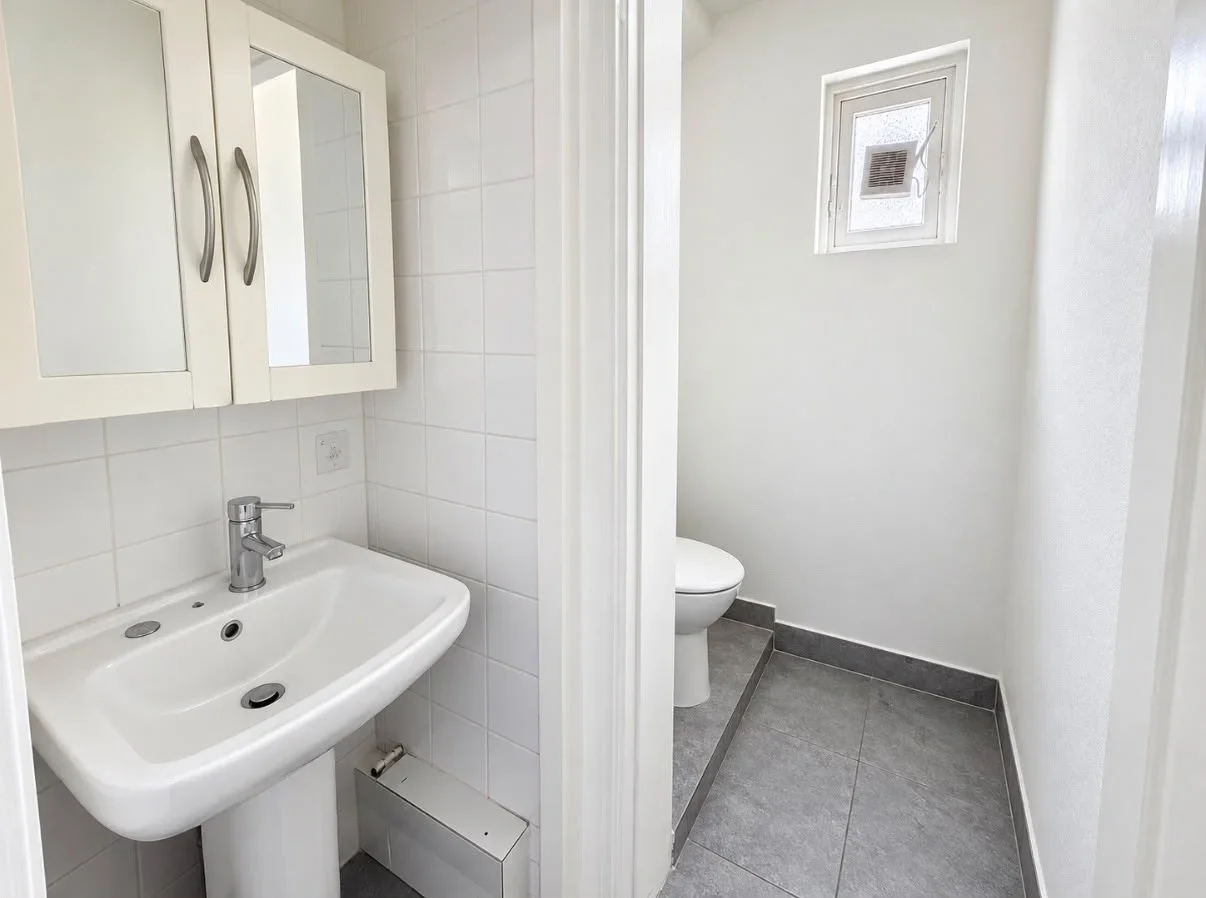 Flat Canning Crescent in Greater London