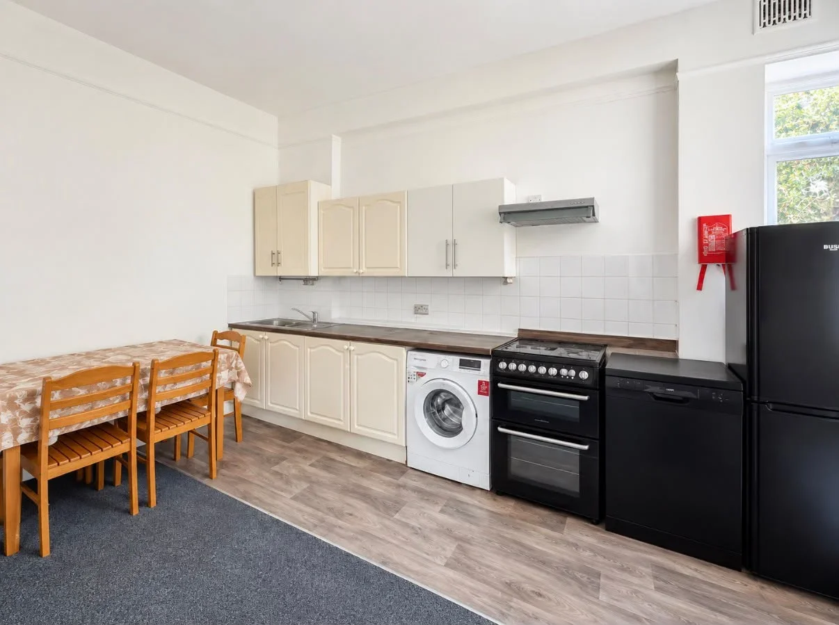 Flat Canning Crescent in Greater London