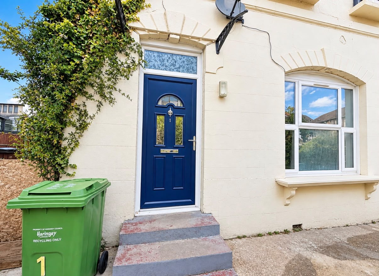 Flat Canning Crescent in Greater London