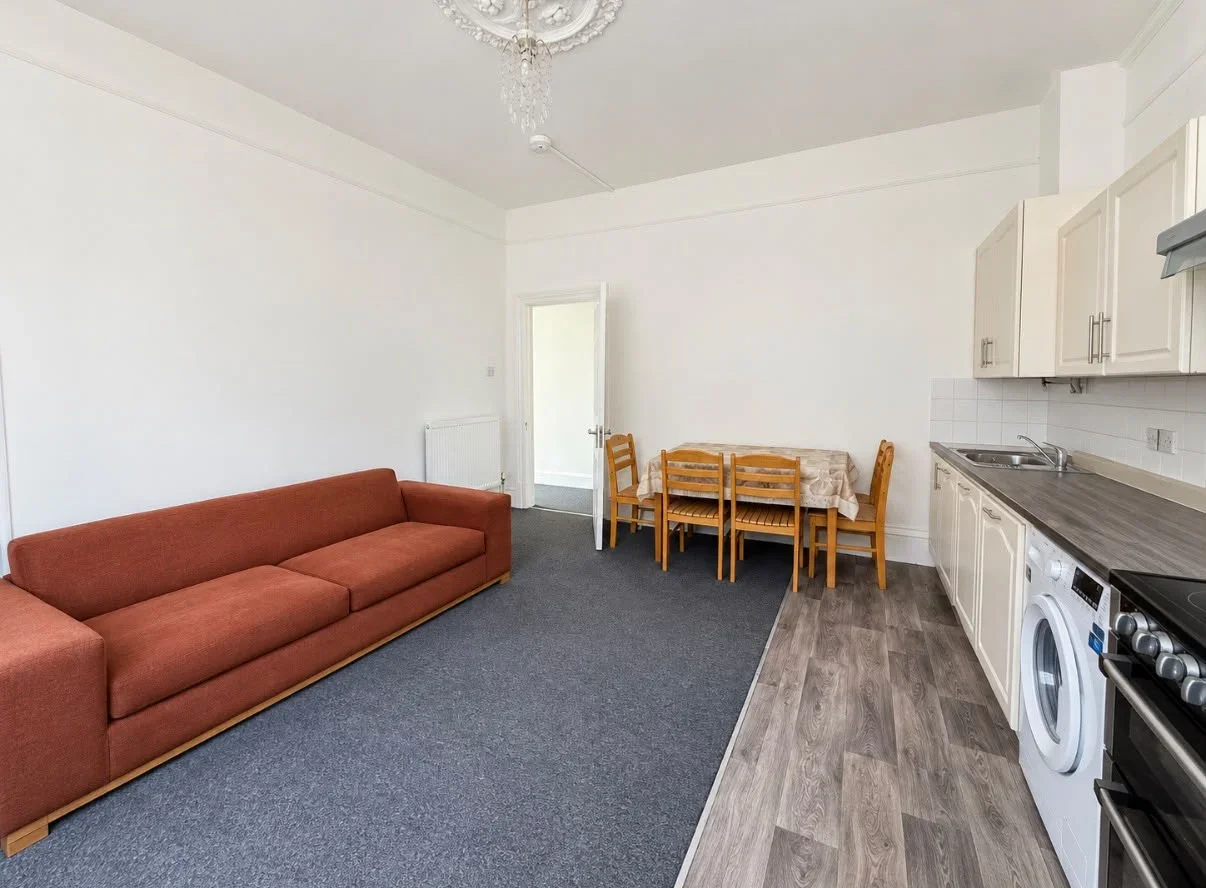 Flat Canning Crescent in Greater London