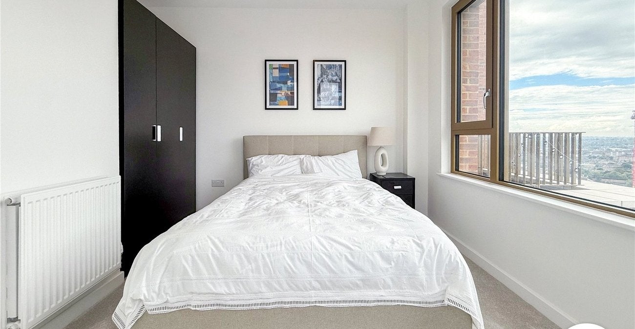 Flat Ilderton Road in Greater London