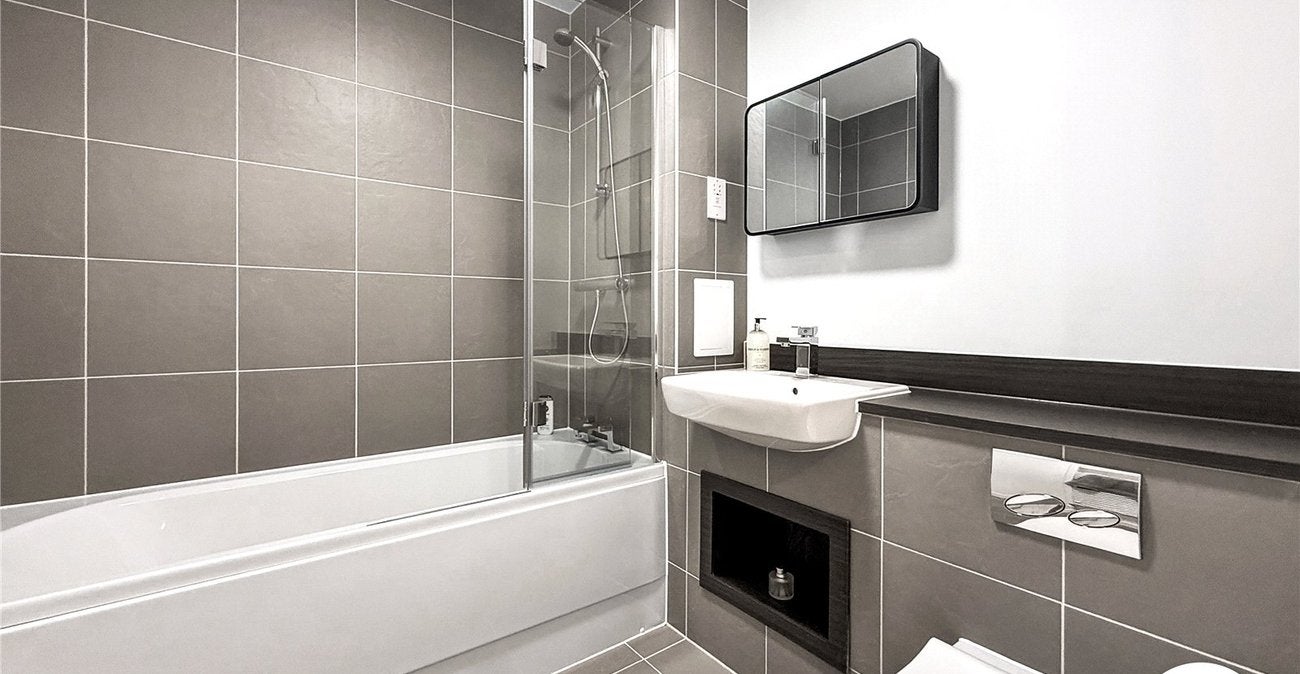 Flat Ilderton Road in Greater London