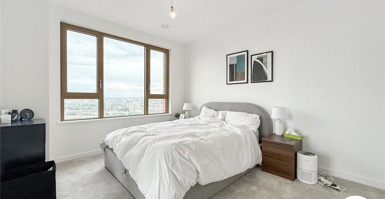 Flat Ilderton Road in Greater London