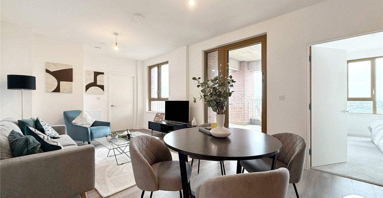 Flat Ilderton Road in Greater London