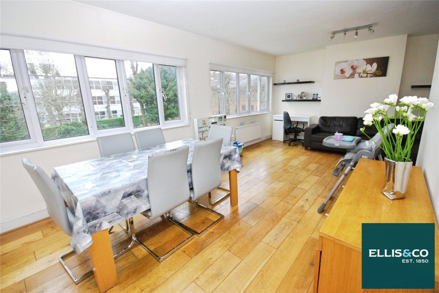 Flat Highfield Road in Greater London