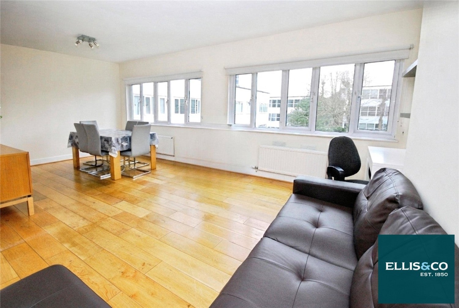 Flat Highfield Road in Greater London