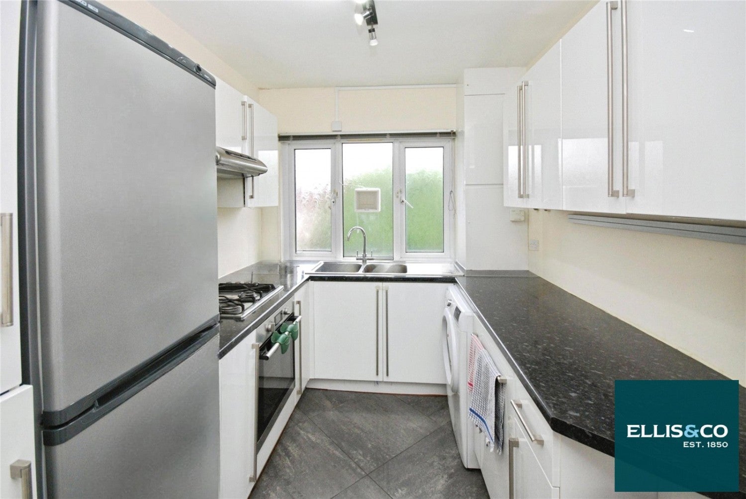 Flat Highfield Road in Greater London