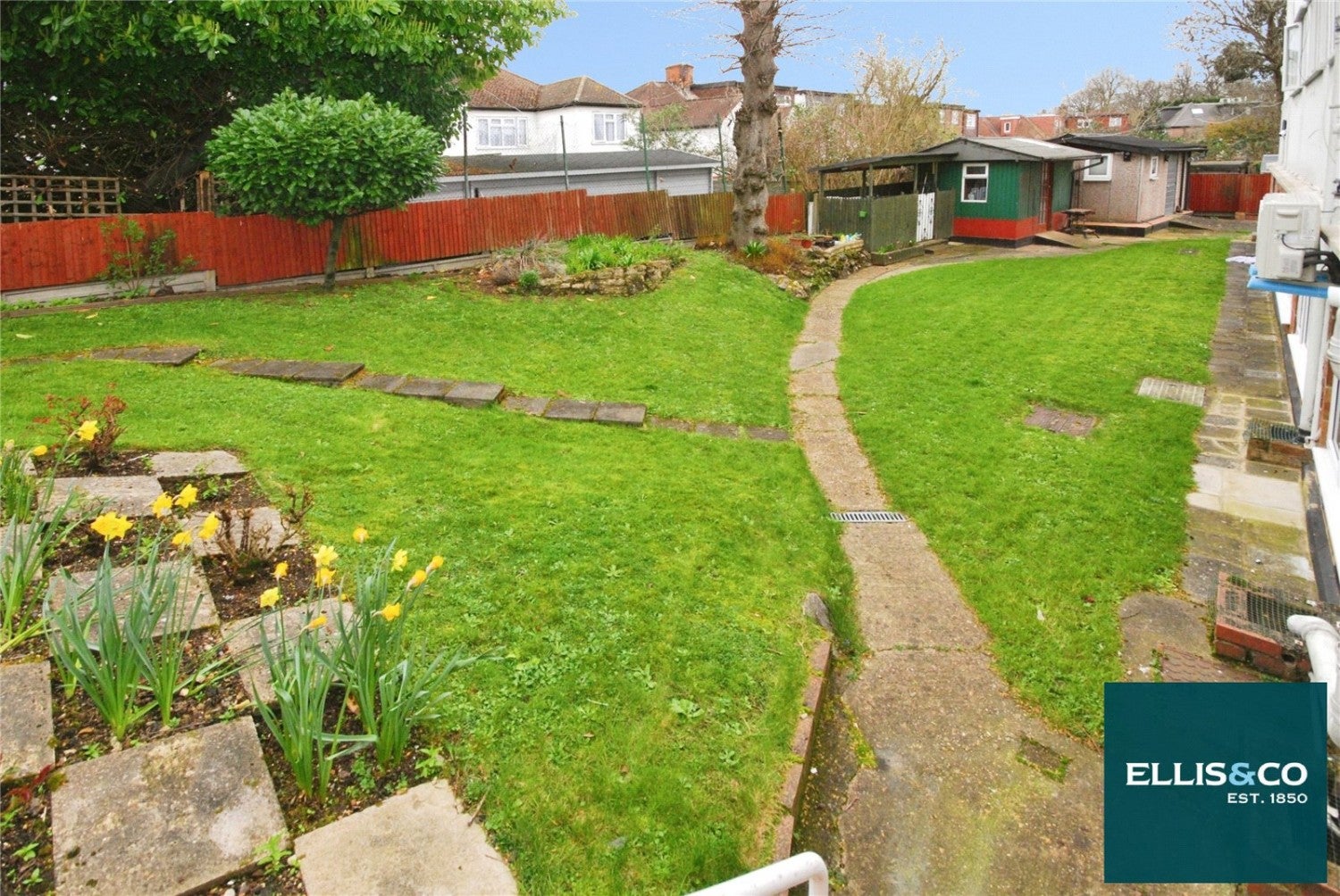 Flat Highfield Road in Greater London