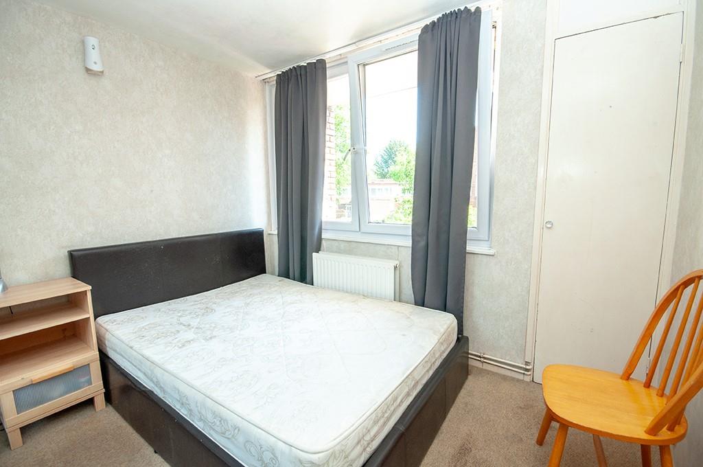 Flat Disraeli Close in Greater London