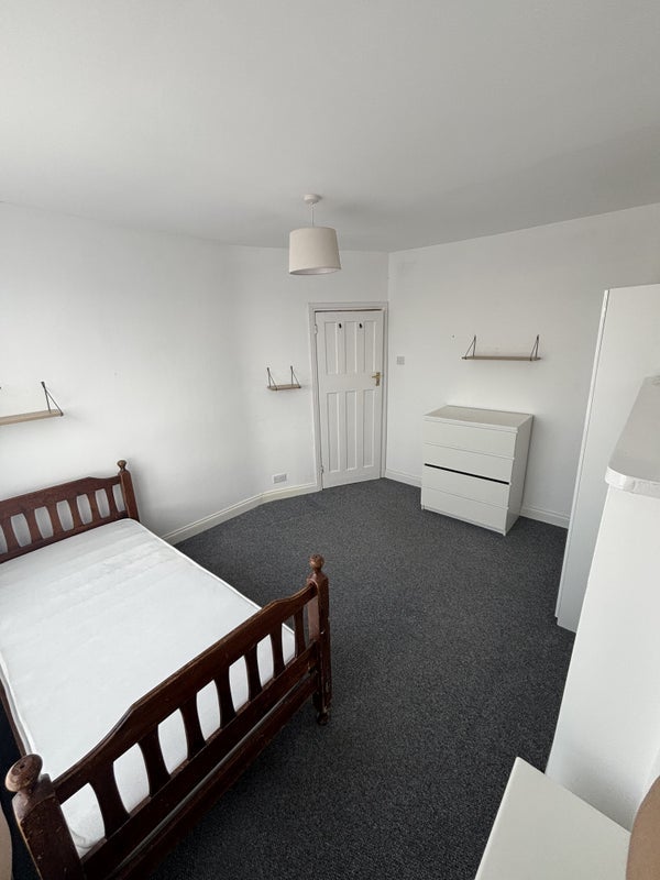 Room Chingford Mount Road in Greater London