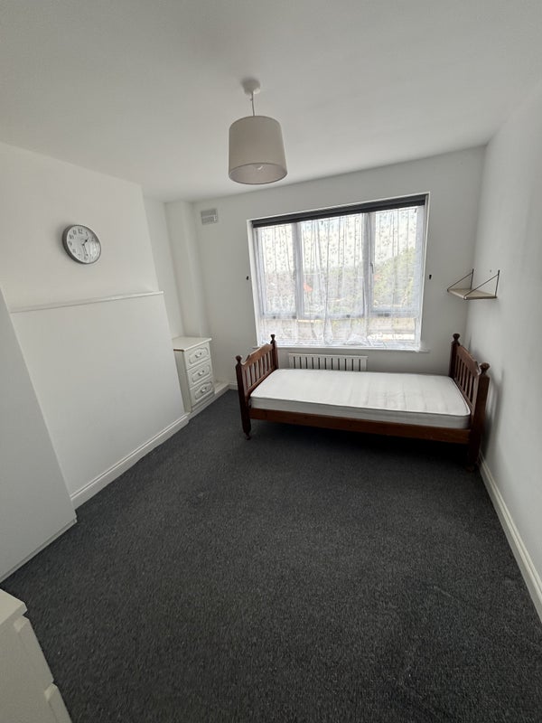 Room Chingford Mount Road in Greater London