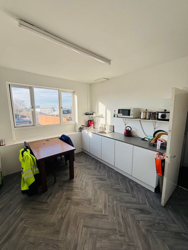 Room Chingford Mount Road in Greater London