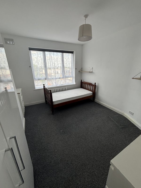 Room Chingford Mount Road in Greater London