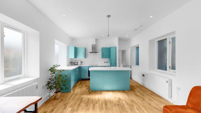 Flat Mora Road in Greater London