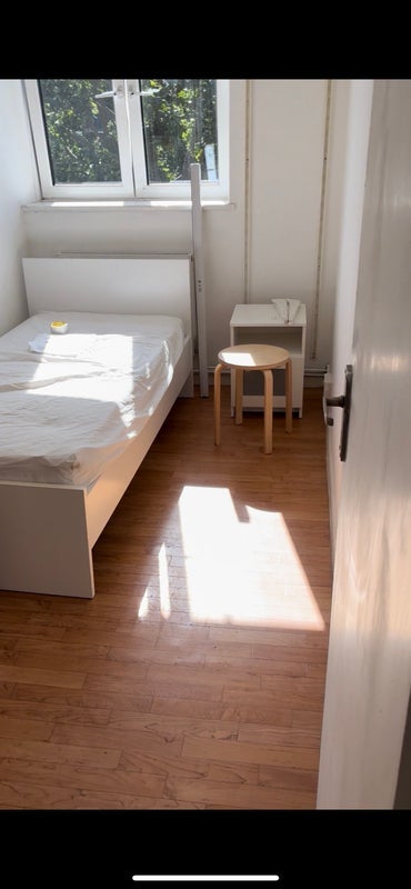Room Southwark Park Road in Greater London