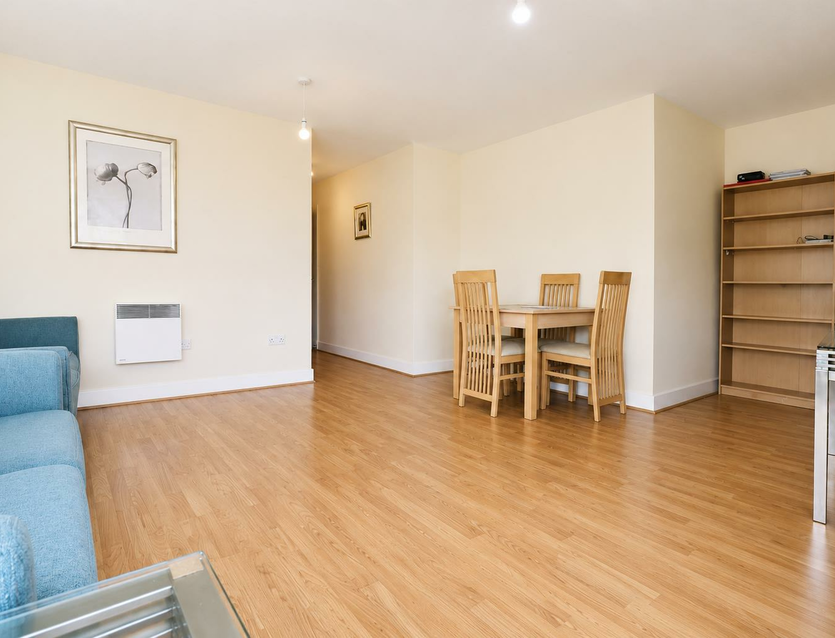 Flat Warwick Place in Greater London