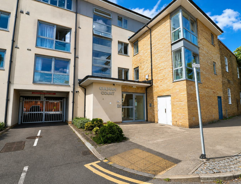 Flat Warwick Place in Greater London