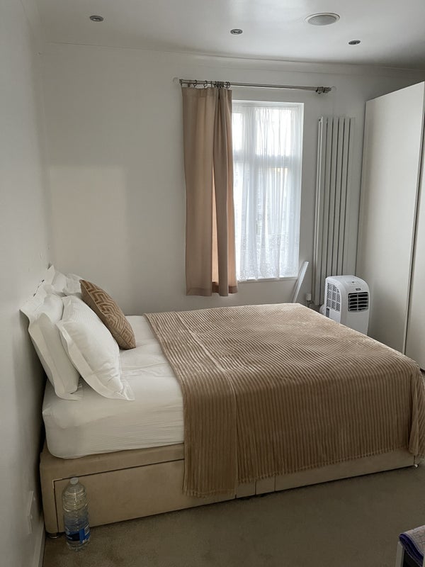 Room Swinderby Road in Greater London
