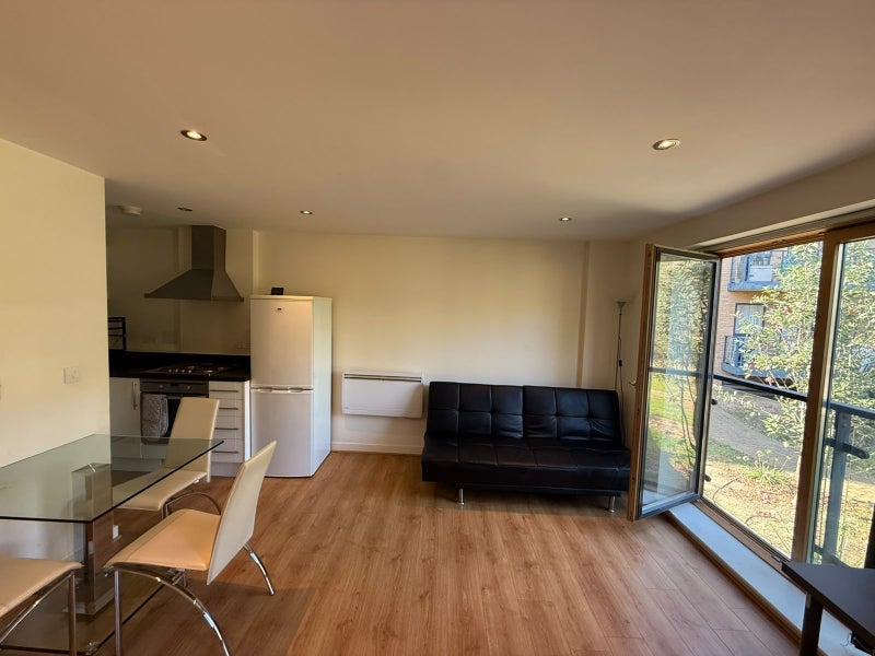 Flat Plough Lane in Greater London