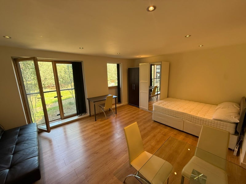 Flat Plough Lane in Greater London
