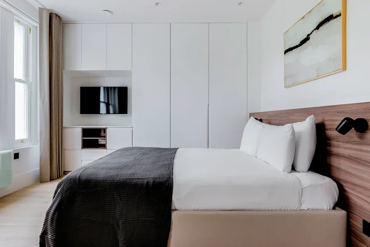 Flat Russell Gardens in Greater London