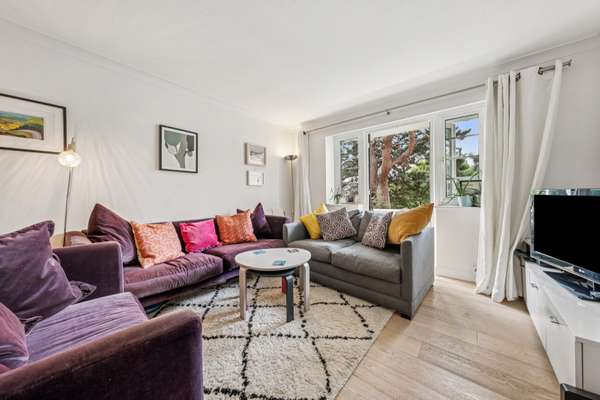 Flat Courtlands in Greater London