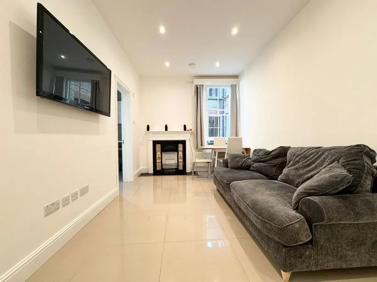 Flat Coldharbour Lane in Greater London