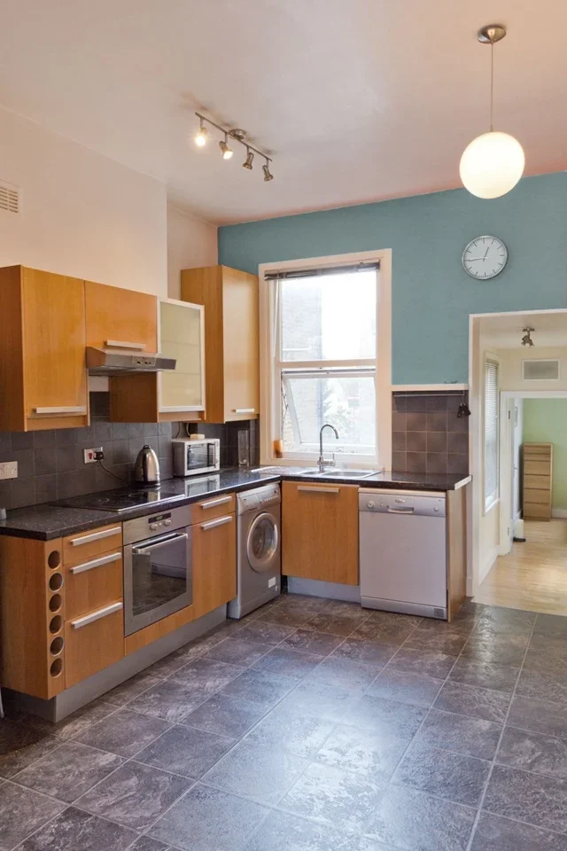 Flat Morrish Road in Greater London