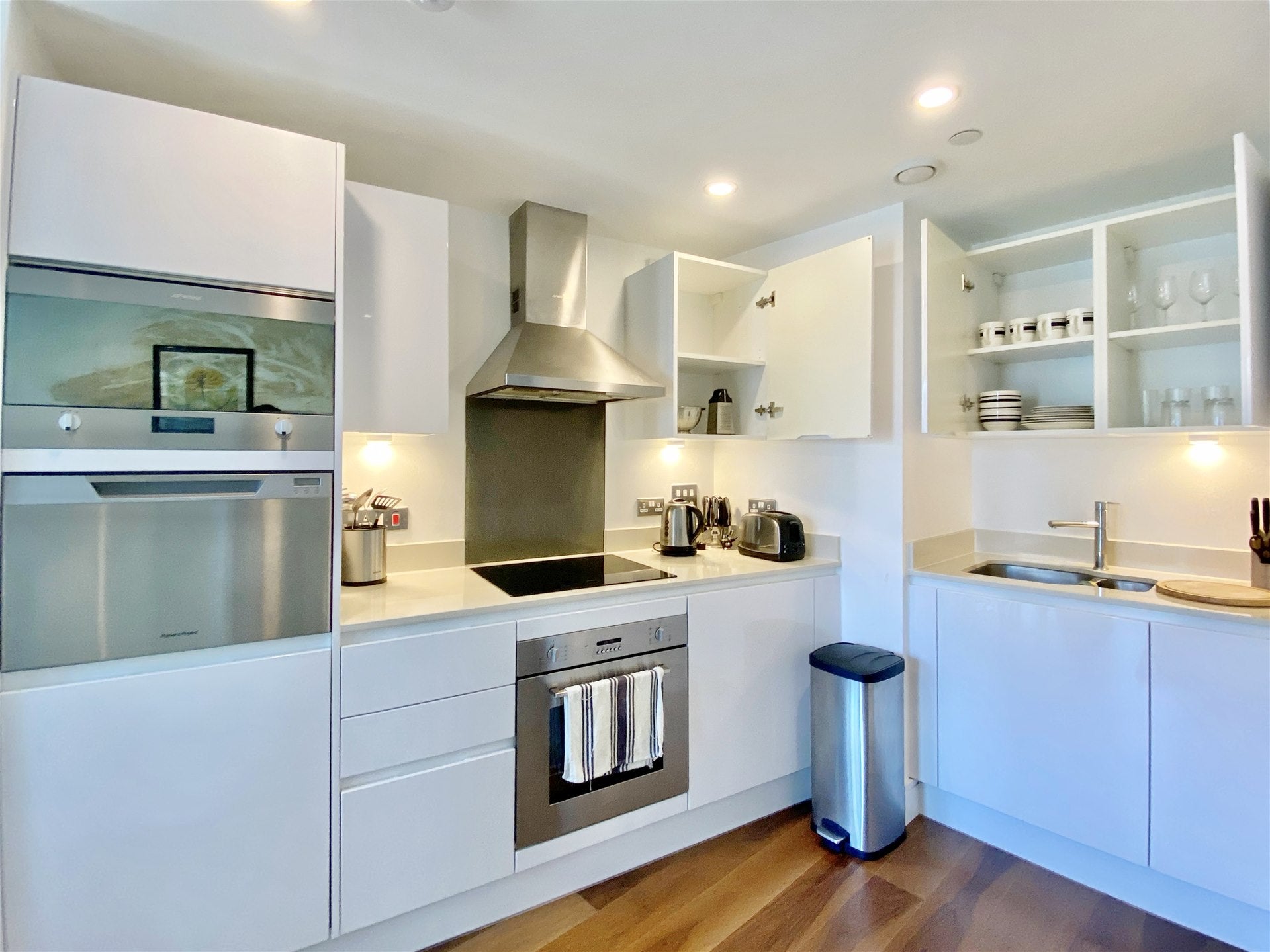 Flat Lincoln Plaza in Greater London