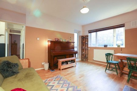 Flat Redlands Way in Greater London