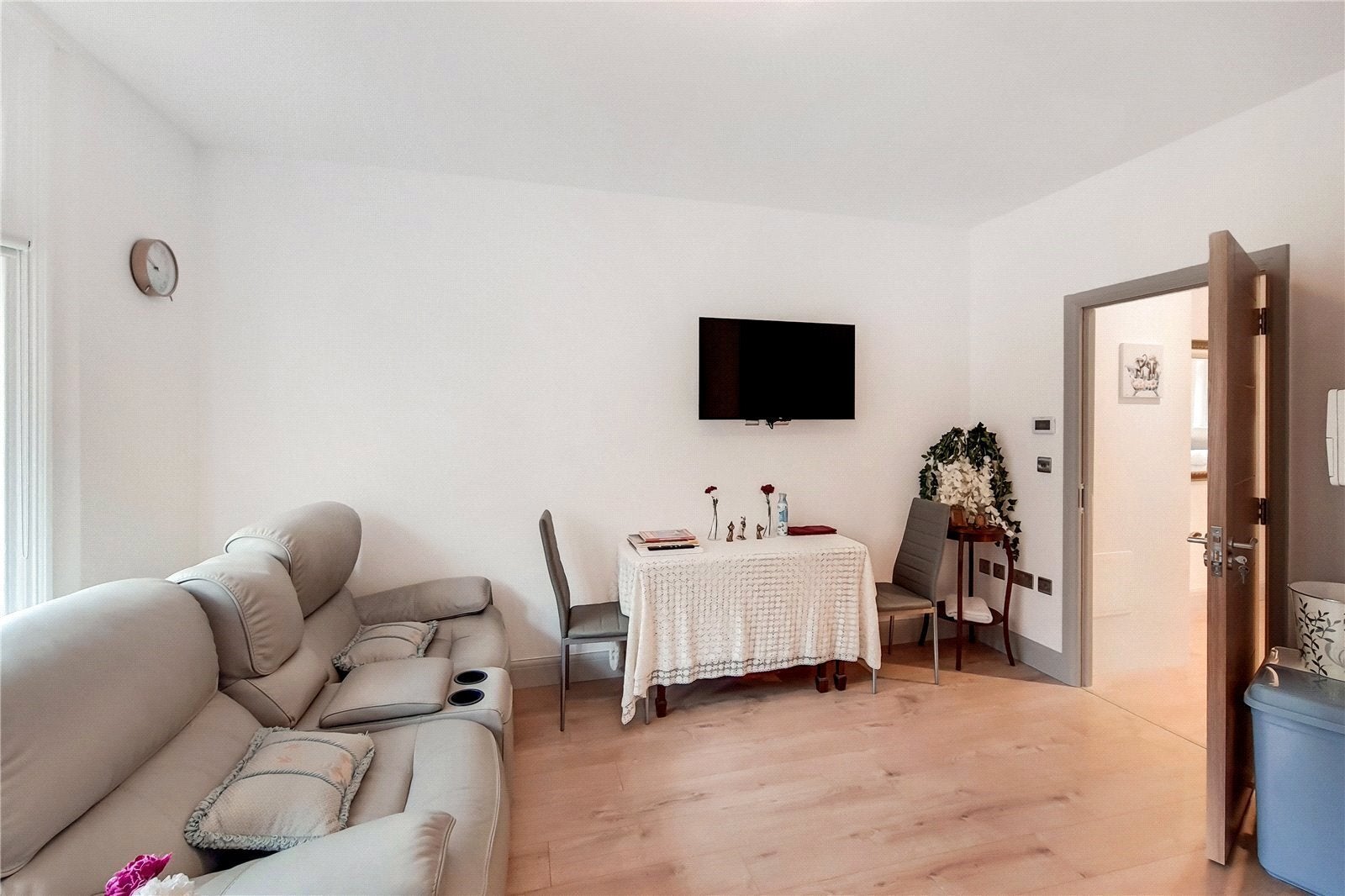 Flat Burston Road in Greater London