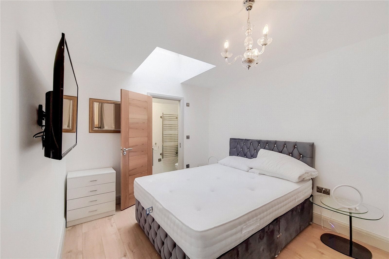 Flat Burston Road in Greater London