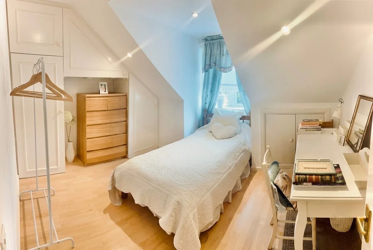 Room Rutlish Road in Greater London
