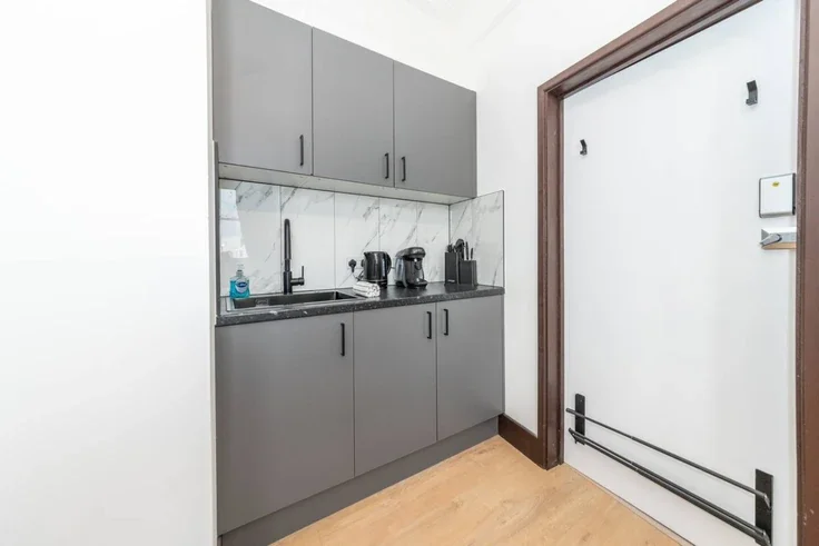 Flat Kensington High Street in Greater London