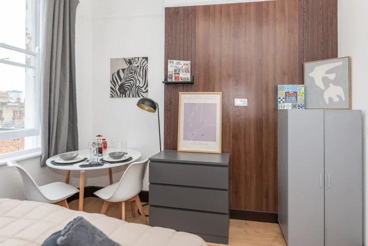 Flat Kensington High Street in Greater London