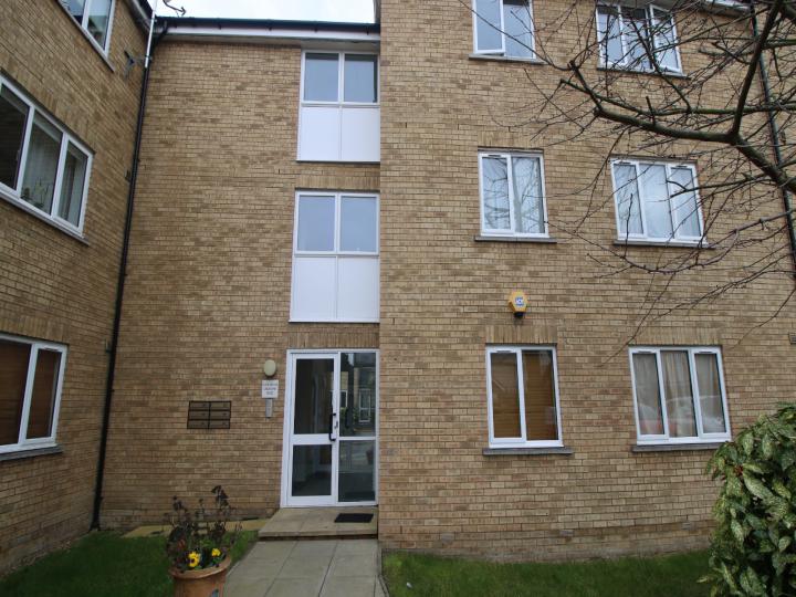 Flat Westferry Road in Greater London