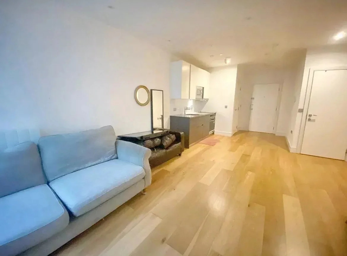 Flat Bath Road in Greater London