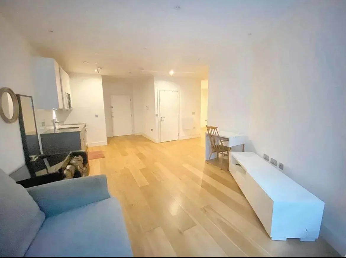Flat Bath Road in Greater London