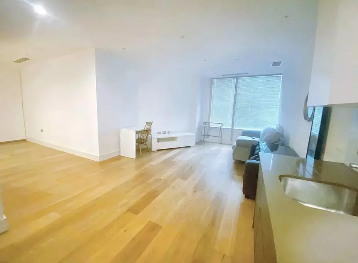 Flat Bath Road in Greater London