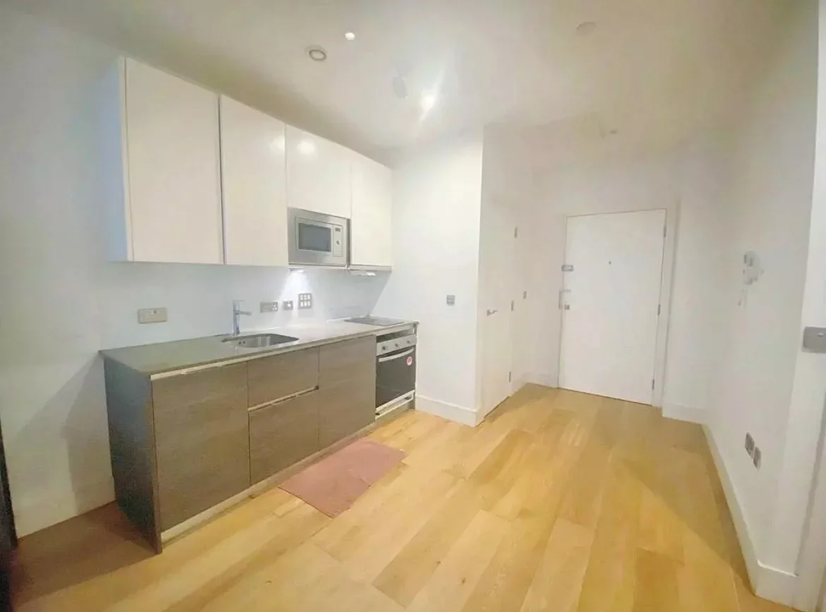 Flat Bath Road in Greater London