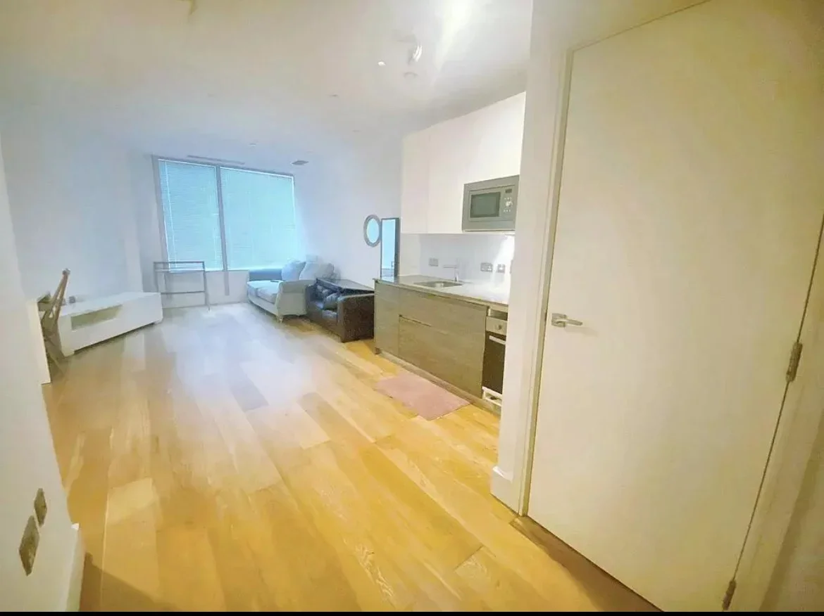 Flat Bath Road in Greater London