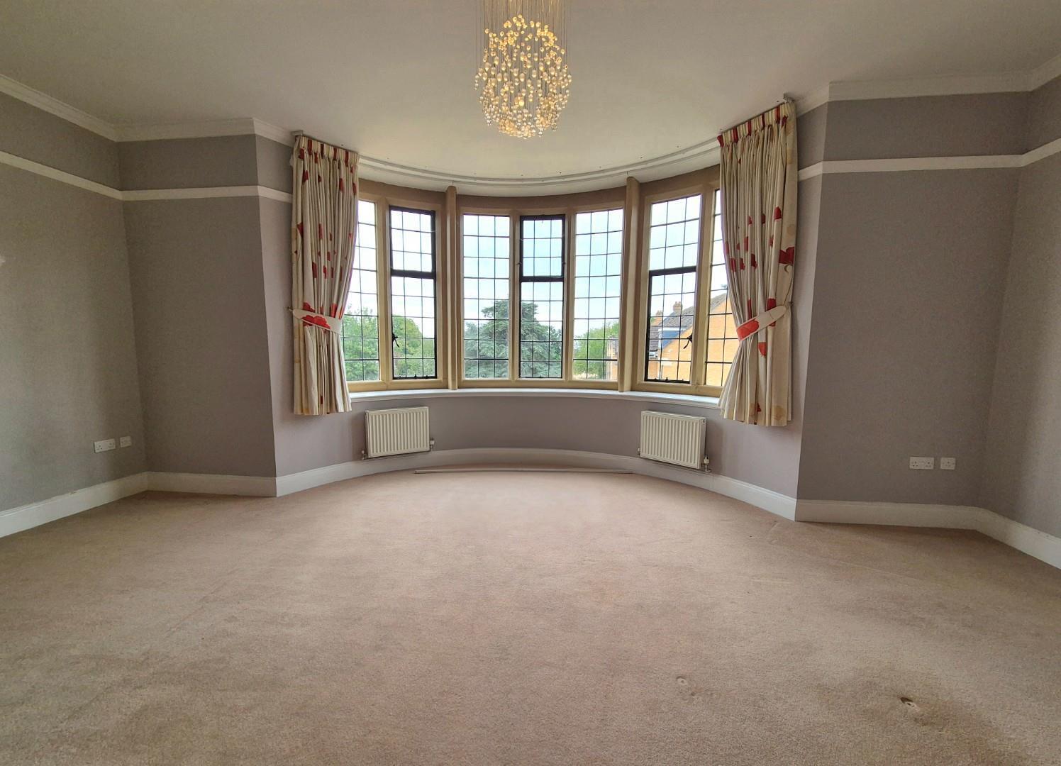 Flat Woolstone Close in Northampton