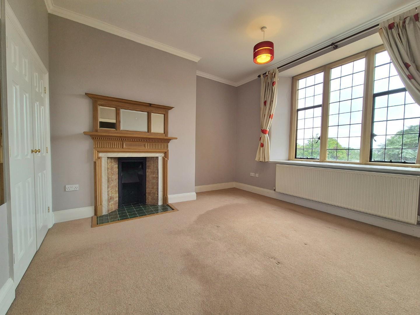Flat Woolstone Close in Northampton