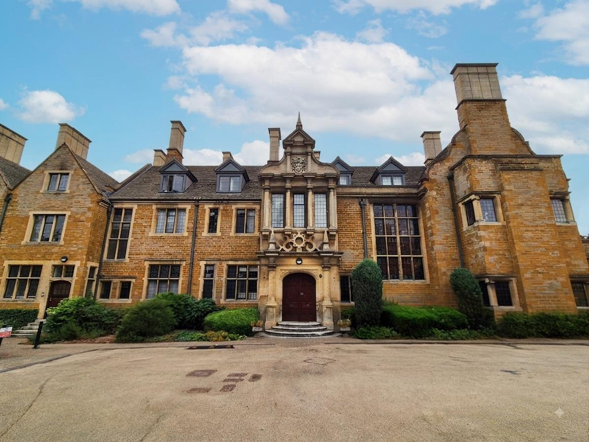 Flat Woolstone Close in Northampton