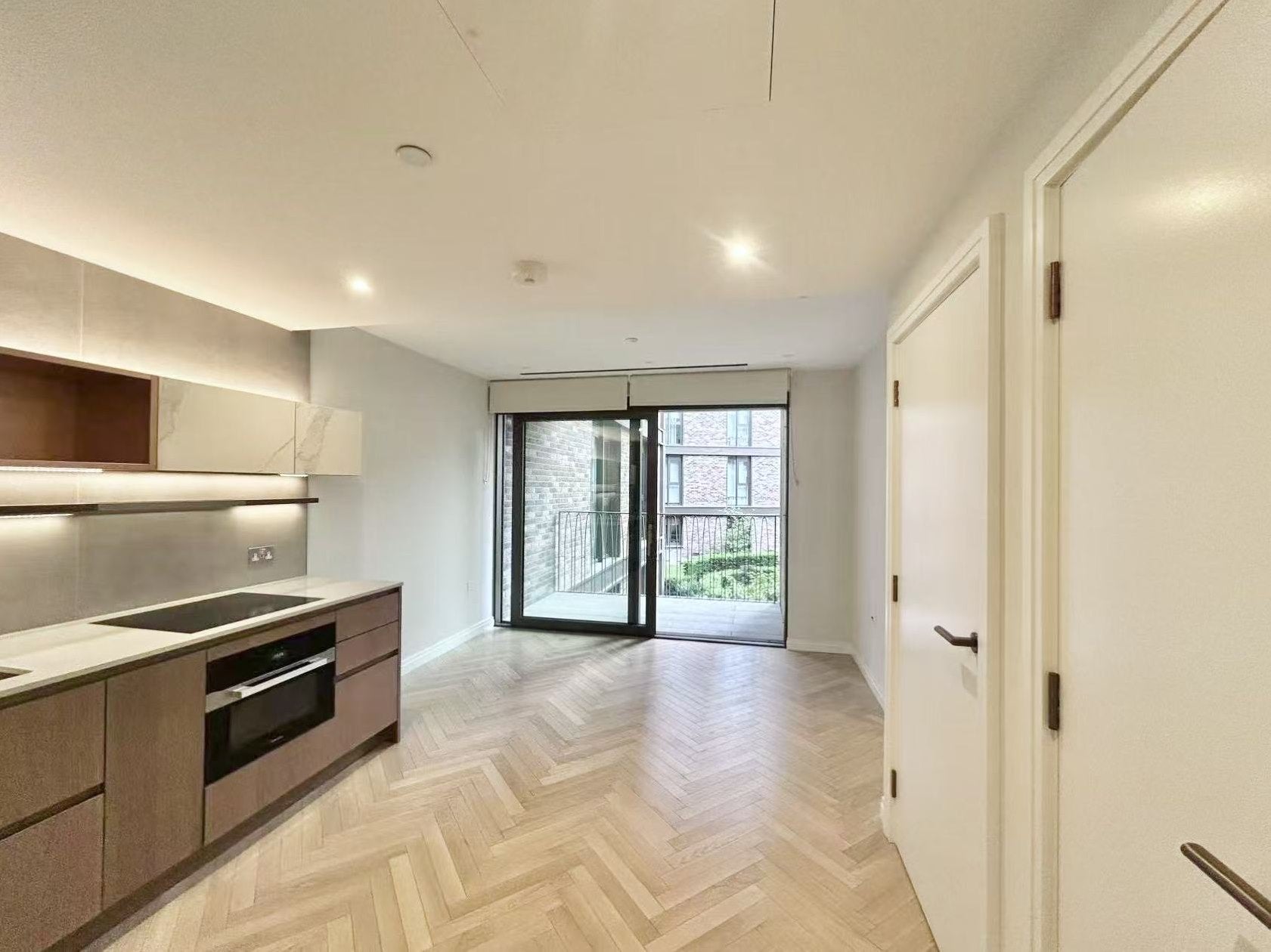 Flat Michael Road in Greater London