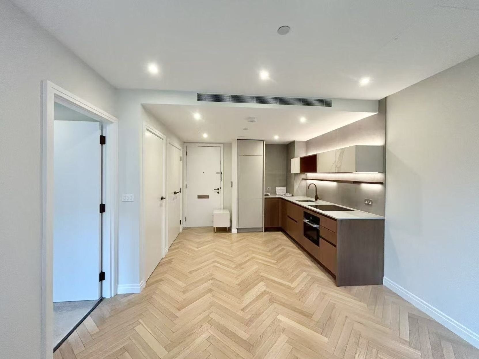 Flat Michael Road in Greater London