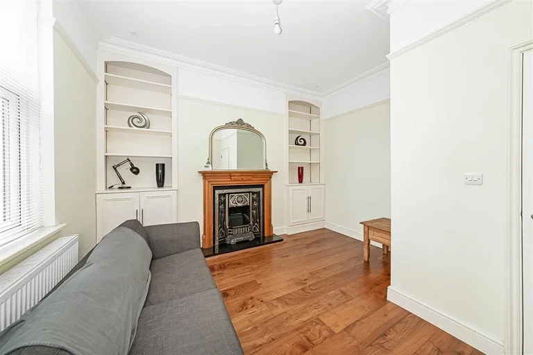 Flat Queen's Road in Greater London