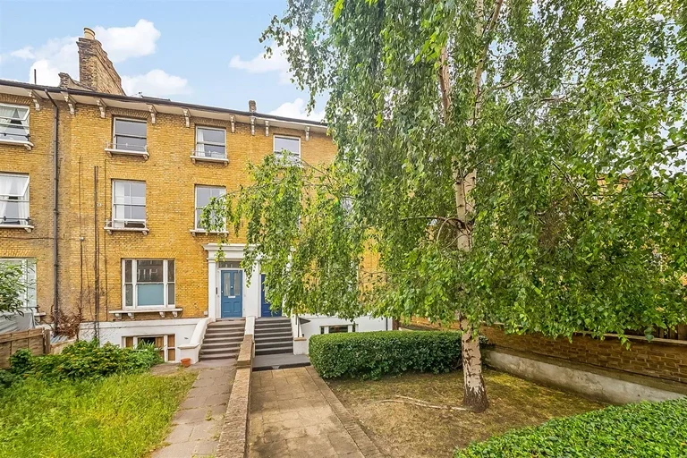 Flat Queen's Road in Greater London