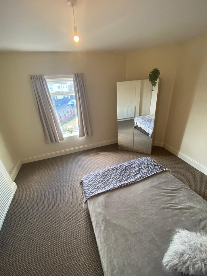 Room Fern Avenue in Doncaster